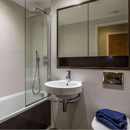 Spacious High Rise 2 Bed With Park & View