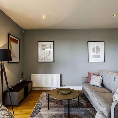 Apartment Spacious High Rise 2 Bed With Park & View *